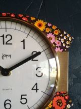 Horloge vintage pendule murale silencieuse dorée Japy fleurs