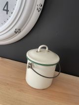 Pot à lait ton crème en tôle émaillée