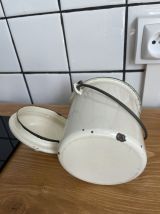 Pot à lait ton crème en tôle émaillée