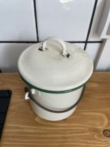 Pot à lait ton crème en tôle émaillée