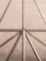 Table basse avec un piétement en métal et un plateau en verr