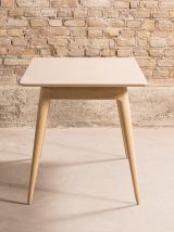 Table à manger avec un plateau en stratifié couleur muscade,