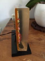 Lampe en résine avec inclusions de fleurs séchées