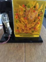 Lampe en résine avec inclusions de fleurs séchées