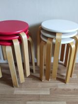tabourets empilables scandinaves rouge