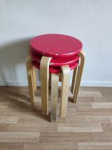 tabourets empilables scandinaves rouge