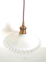 Paire de suspensions en opaline dentelées