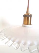 Paire de suspensions en opaline dentelées