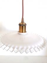 Paire de suspensions en opaline dentelées