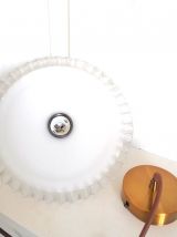 Paire de suspensions en opaline dentelées