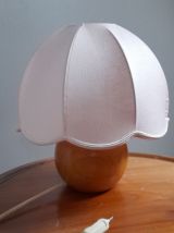 lampe à poser pied boule bois clair, abat jour dôme rose