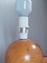 lampe à poser pied boule bois clair, abat jour dôme rose