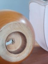 lampe à poser pied boule bois clair, abat jour dôme rose