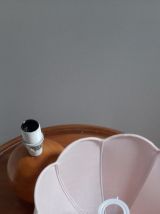 lampe à poser pied boule bois clair, abat jour dôme rose