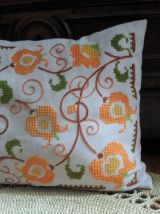 Joli coussin brodé à la main 