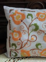 Joli coussin brodé à la main 