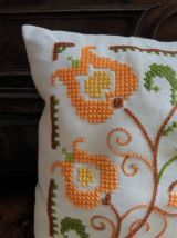 Joli coussin brodé à la main 