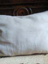 Joli coussin brodé à la main 