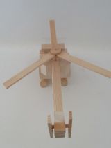 hélicoptère en bois avec hélices tournantes