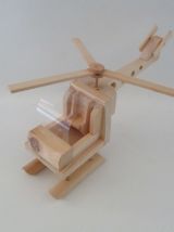 hélicoptère en bois avec hélices tournantes