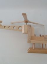 hélicoptère en bois avec hélices tournantes