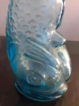 Pichet decanteur poisson bleu en verre moulé 