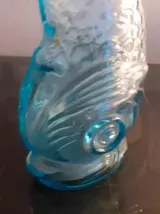Pichet decanteur poisson bleu en verre moulé 