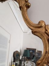 Important miroir en bois doré
