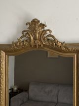 Miroir doré fin 19ème avec  fronton décoré. 110x75.