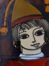 Grand decoratif Figurant un homme à la guitare. Signature à 