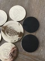 6 dessous de verres ou bouteilles en métal argenté 