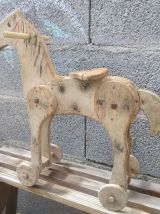 Cheval à roulettes en bois (jouet ancien) 