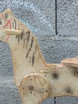 Cheval à roulettes en bois (jouet ancien) 