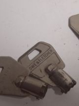 ANCIEN Clés françaises et anglaises assorties.