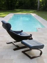 Fauteuil en cuir bleu  Kroken avec repose-pieds designe Ake 