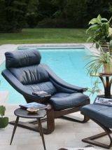 Fauteuil en cuir bleu  Kroken avec repose-pieds designe Ake 