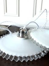 Paire de suspensions en opaline dentelées