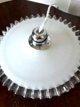 Paire de suspensions en opaline dentelées