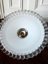 Paire de suspensions en opaline dentelées