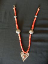 Vintage collier corail avec Fibules bijoux berbère en argent