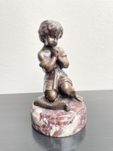 Statue en bronze fille priante signée