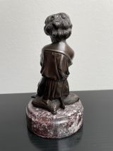 Statue en bronze fille priante signée