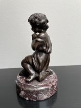Statue en bronze fille priante signée