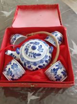 Coffret porcelaine asiatique.1 theiére 4 tasses avec signatu