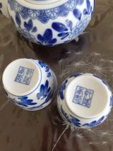 Coffret porcelaine asiatique.1 theiére 4 tasses avec signatu