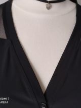 blouse noire avec voile sur la manches et tout le haut