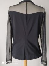 blouse noire avec voile sur la manches et tout le haut