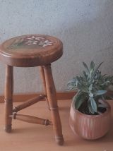 Tabouret tripode bois massif pieds tournés, assise décor fle