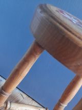Tabouret tripode bois massif pieds tournés, assise décor fle