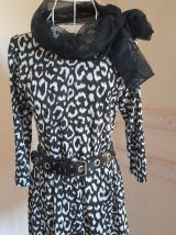 Robe noire et blanche 